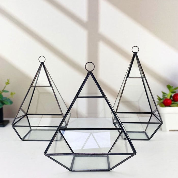 Geometriai fekete üveg váza üvegbúrával