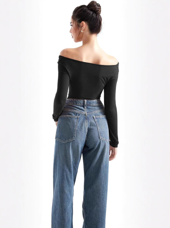 Γυναίκειο εφαρμοστό μακρυμάνικο T‑shirt από milk silk, με λοξή λαιμό και ανοιχτό ώμο