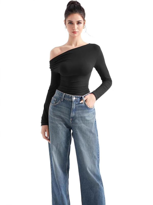 Γυναίκειο εφαρμοστό μακρυμάνικο T‑shirt από milk silk, με λοξή λαιμό και ανοιχτό ώμο