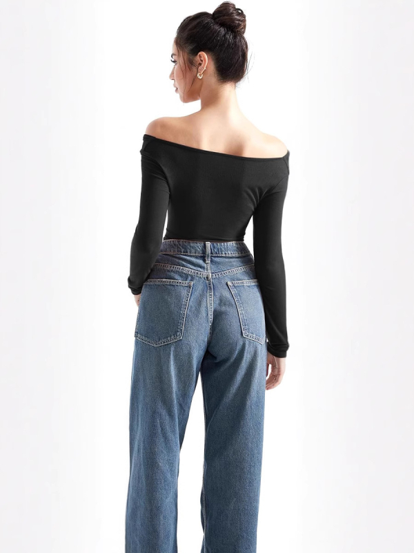 Γυναίκειο εφαρμοστό μακρυμάνικο T‑shirt από milk silk, με λοξή λαιμό και ανοιχτό ώμο