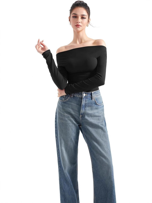 Γυναίκειο εφαρμοστό μακρυμάνικο T‑shirt από milk silk, με λοξή λαιμό και ανοιχτό ώμο