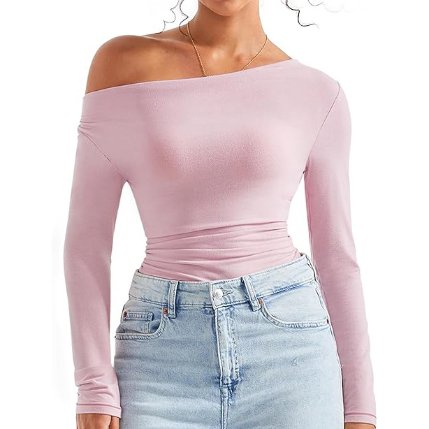 Γυναίκειο εφαρμοστό μακρυμάνικο T‑shirt από milk silk, με λοξή λαιμό και ανοιχτό ώμο