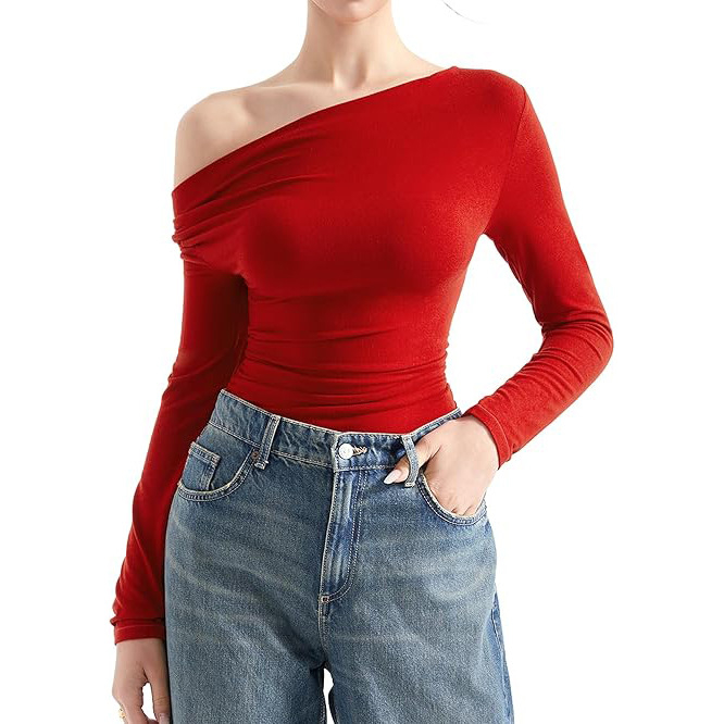 Γυναίκειο εφαρμοστό μακρυμάνικο T‑shirt από milk silk, με λοξή λαιμό και ανοιχτό ώμο