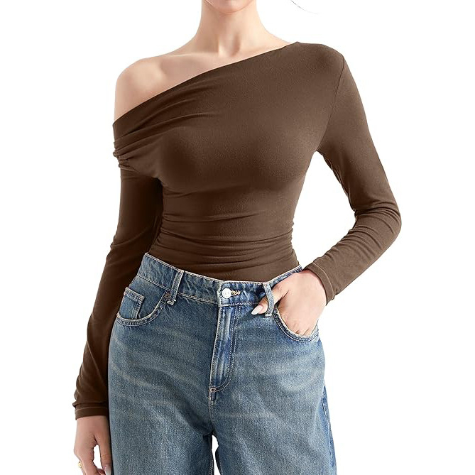 Γυναίκειο εφαρμοστό μακρυμάνικο T‑shirt από milk silk, με λοξή λαιμό και ανοιχτό ώμο