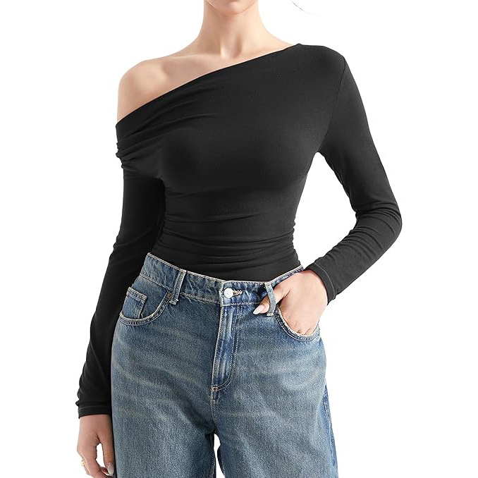 Γυναίκειο εφαρμοστό μακρυμάνικο T‑shirt από milk silk, με λοξή λαιμό και ανοιχτό ώμο