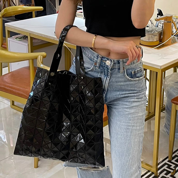 Τσάντα tote PVC με γεωμετρικό μοτίβο ρόμβου, μεγάλο μέγεθος, μαλακή κατασκευή, επένδυση πολυεστέρα, εσωτερικές τσέπες: τσέπη με φερμουάρ, θήκη κινητού και διαχωριστική θήκη με φερμουάρ.