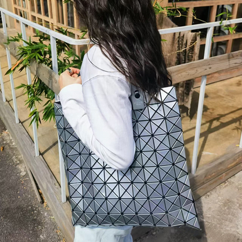 Τσάντα tote PVC με γεωμετρικό μοτίβο ρόμβου, μεγάλο μέγεθος, μαλακή κατασκευή, επένδυση πολυεστέρα, εσωτερικές τσέπες: τσέπη με φερμουάρ, θήκη κινητού και διαχωριστική θήκη με φερμουάρ.