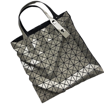 Τσάντα tote PVC με γεωμετρικό μοτίβο ρόμβου, μεγάλο μέγεθος, μαλακή κατασκευή, επένδυση πολυεστέρα, εσωτερικές τσέπες: τσέπη με φερμουάρ, θήκη κινητού και διαχωριστική θήκη με φερμουάρ.