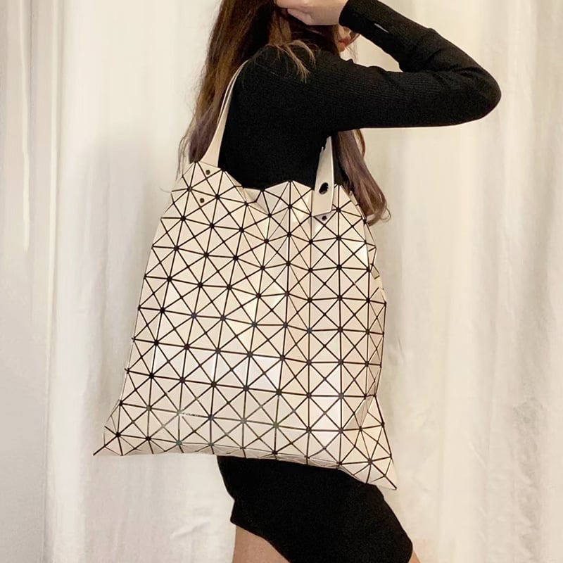 Τσάντα tote PVC με γεωμετρικό μοτίβο ρόμβου, μεγάλο μέγεθος, μαλακή κατασκευή, επένδυση πολυεστέρα, εσωτερικές τσέπες: τσέπη με φερμουάρ, θήκη κινητού και διαχωριστική θήκη με φερμουάρ.