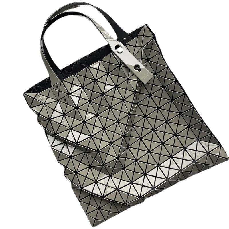 Τσάντα tote PVC με γεωμετρικό μοτίβο ρόμβου, μεγάλο μέγεθος, μαλακή κατασκευή, επένδυση πολυεστέρα, εσωτερικές τσέπες: τσέπη με φερμουάρ, θήκη κινητού και διαχωριστική θήκη με φερμουάρ.