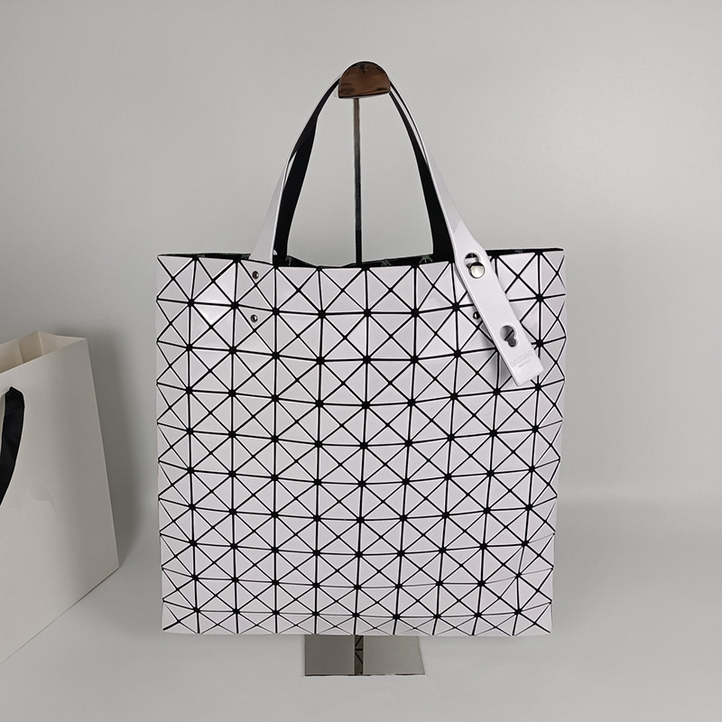 Τσάντα tote PVC με γεωμετρικό μοτίβο ρόμβου, μεγάλο μέγεθος, μαλακή κατασκευή, επένδυση πολυεστέρα, εσωτερικές τσέπες: τσέπη με φερμουάρ, θήκη κινητού και διαχωριστική θήκη με φερμουάρ.