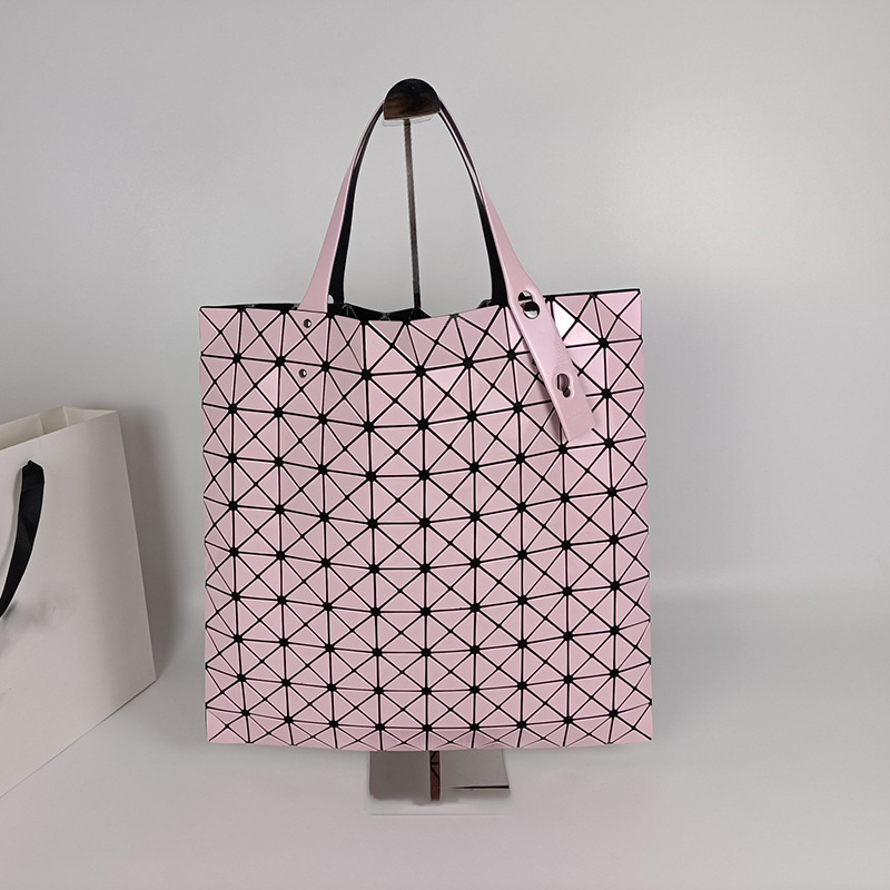 Τσάντα tote PVC με γεωμετρικό μοτίβο ρόμβου, μεγάλο μέγεθος, μαλακή κατασκευή, επένδυση πολυεστέρα, εσωτερικές τσέπες: τσέπη με φερμουάρ, θήκη κινητού και διαχωριστική θήκη με φερμουάρ.