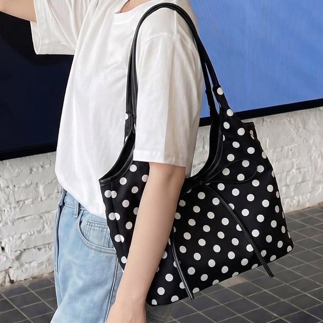 Τσαντάκι σε σχήμα φεγγαριού με ραφή διαμαντιών και αλυσίδα στον ώμο