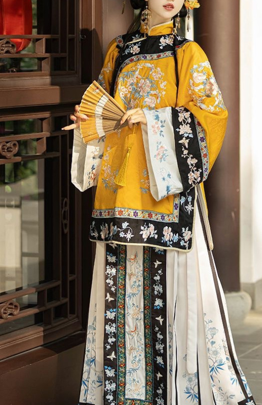 Χανφού για γυναίκες από τη δυναστεία Τσινγκ: δίχρωμο Horse-Face φούστα με βαρύ κέντημα, κεκλιμένη μπροστινή λωρίδα και σταθερός γιακά