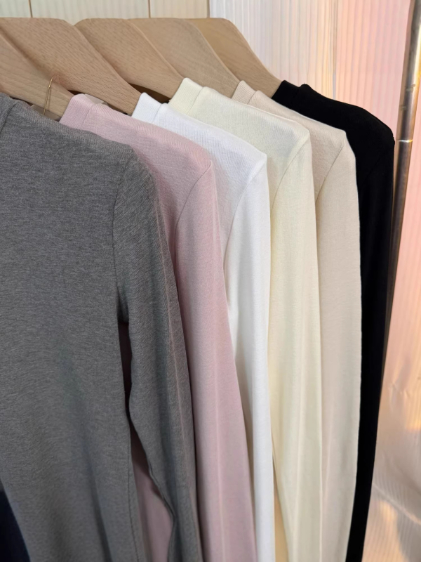 Γυναικεία αναπνεύσιμη γκρι μακρυμάνικη T‑shirt με στρογγυλή λαιμόκοψη, άνοιξη 2026, casual, ευέλικτη και ελαστική.