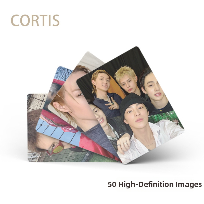 Pohľadnica CORTIS Mini Card – edícia Laser Lomo s kórejskými hviezdami Martinom Zhao Yufanom, Kim Joo-Hoonom a Eom Seong-Hyunom