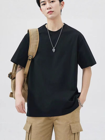 Μονόχρωμο βαμβακερό T‑shirt με στρογυλό λαιμό, μοντέρνα άνετη εφαρμογή, απλός σχεδιασμός, unisex, κοντό μανίκι
