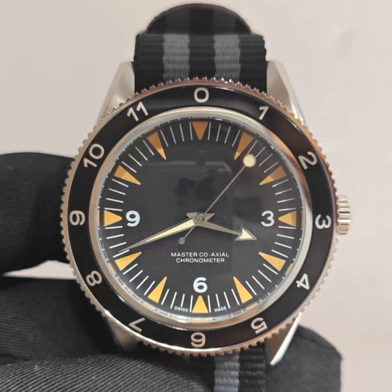 Ceas Seahorse 007 automat, carcasă din oțel inox 316L, bezel ceramic, ace luminoase, rezistență la apă 30m, curea din cauciuc, calendar, diametrul cadranului 40.5 mm