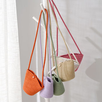Geantă crossbody din pai, țesută manual, cu cataramă din perlă – stil plajă