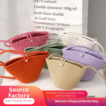 Geantă crossbody din pai, țesută manual, cu cataramă din perlă – stil plajă