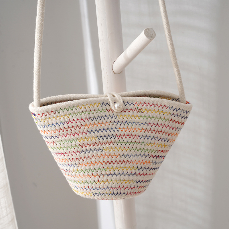 Geantă crossbody din pai, țesută manual, cu cataramă din perlă – stil plajă