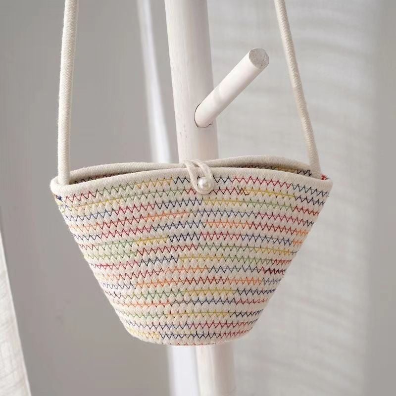 Geantă crossbody din pai, țesută manual, cu cataramă din perlă – stil plajă