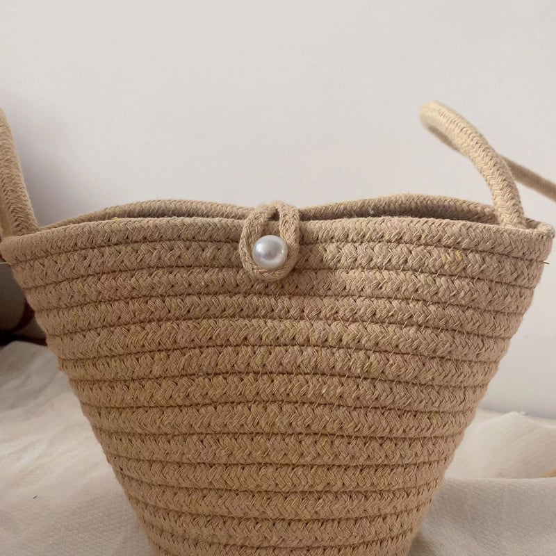 Geantă crossbody din pai, țesută manual, cu cataramă din perlă – stil plajă