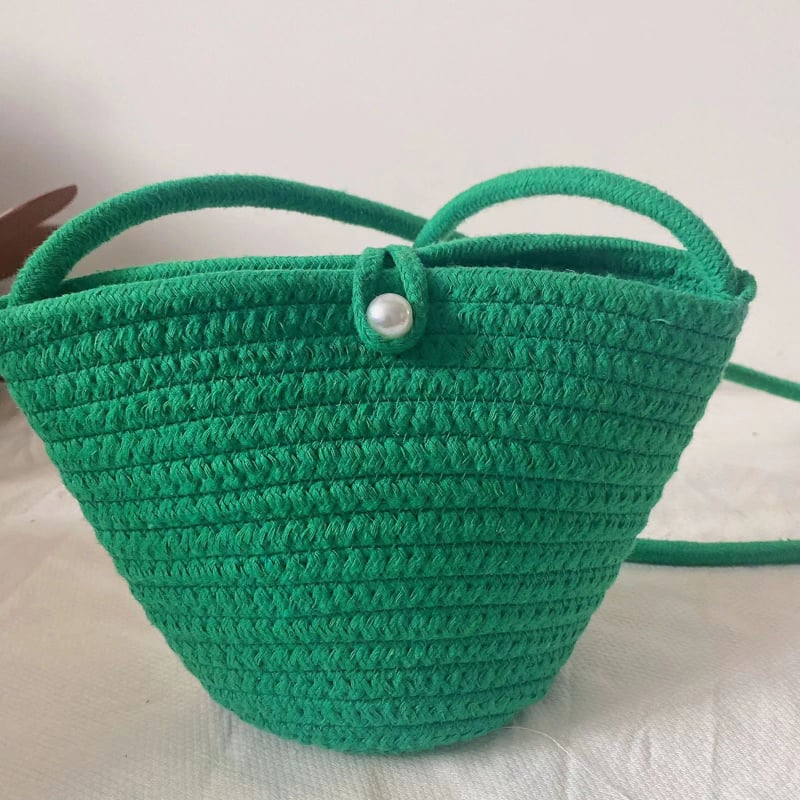 Geantă crossbody din pai, țesută manual, cu cataramă din perlă – stil plajă