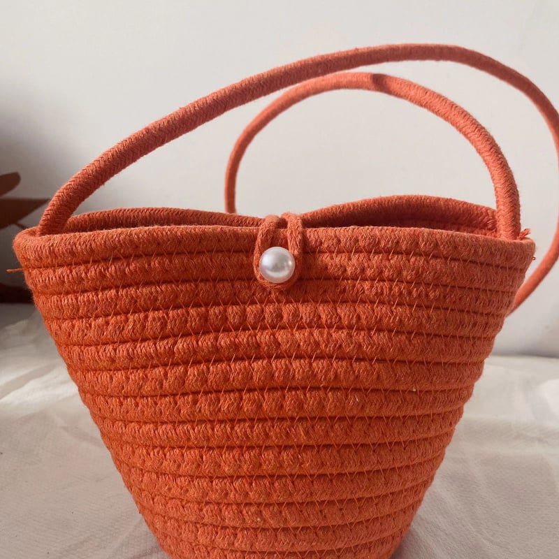Geantă crossbody din pai, țesută manual, cu cataramă din perlă – stil plajă