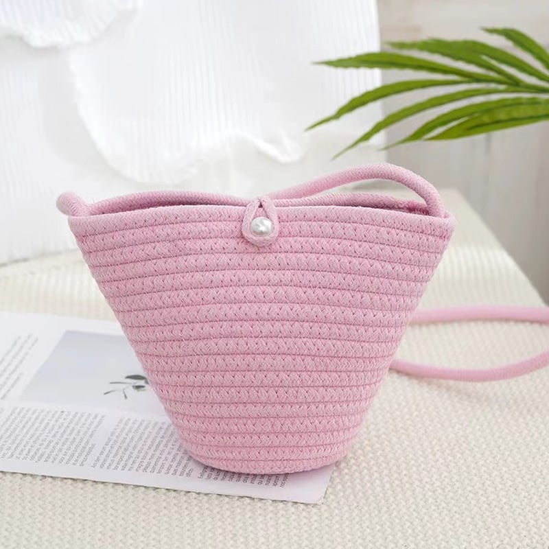 Geantă crossbody din pai, țesută manual, cu cataramă din perlă – stil plajă