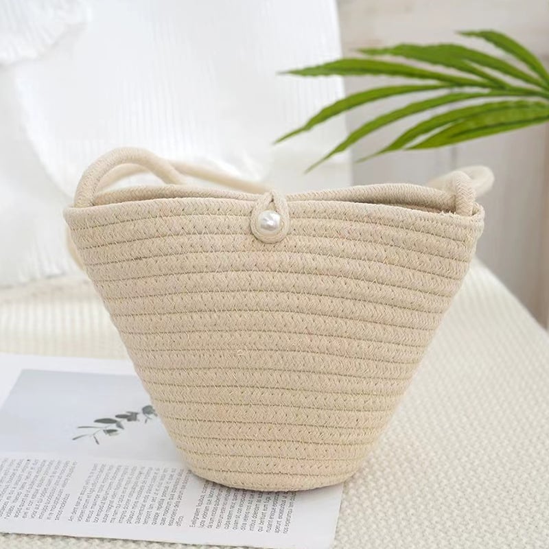 Geantă crossbody din pai, țesută manual, cu cataramă din perlă – stil plajă