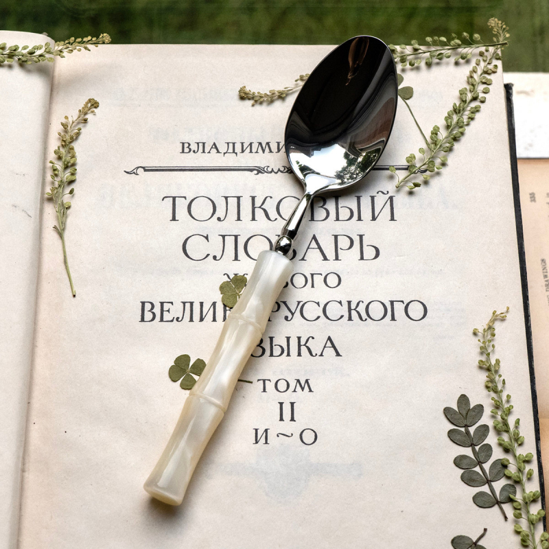 Σετ μαχαιροπίρουνων από ανοξείδωτο ατσάλι, μαχαίρι φιλέτο, πιρούνι και κουτάλι, τριών τεμαχίων, πολυτελές κουτάλι επιδόρπιο δυτικού στυλ με μακριά λαβή.