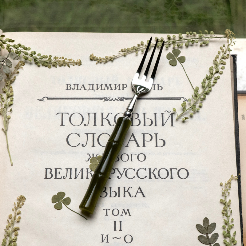 Σετ μαχαιροπίρουνων από ανοξείδωτο ατσάλι, μαχαίρι φιλέτο, πιρούνι και κουτάλι, τριών τεμαχίων, πολυτελές κουτάλι επιδόρπιο δυτικού στυλ με μακριά λαβή.