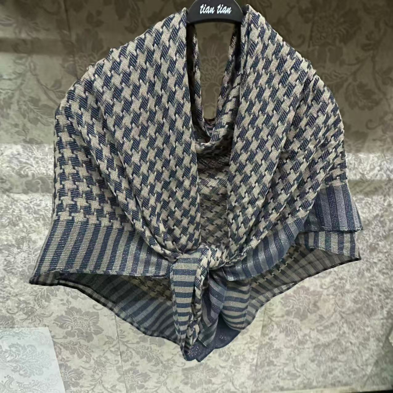 Τετράγωνο φουλάρι 100×100 cm με μοτίβο pata de gallo και λαμπερή βισκόζη, γυναικείο φουλάρι