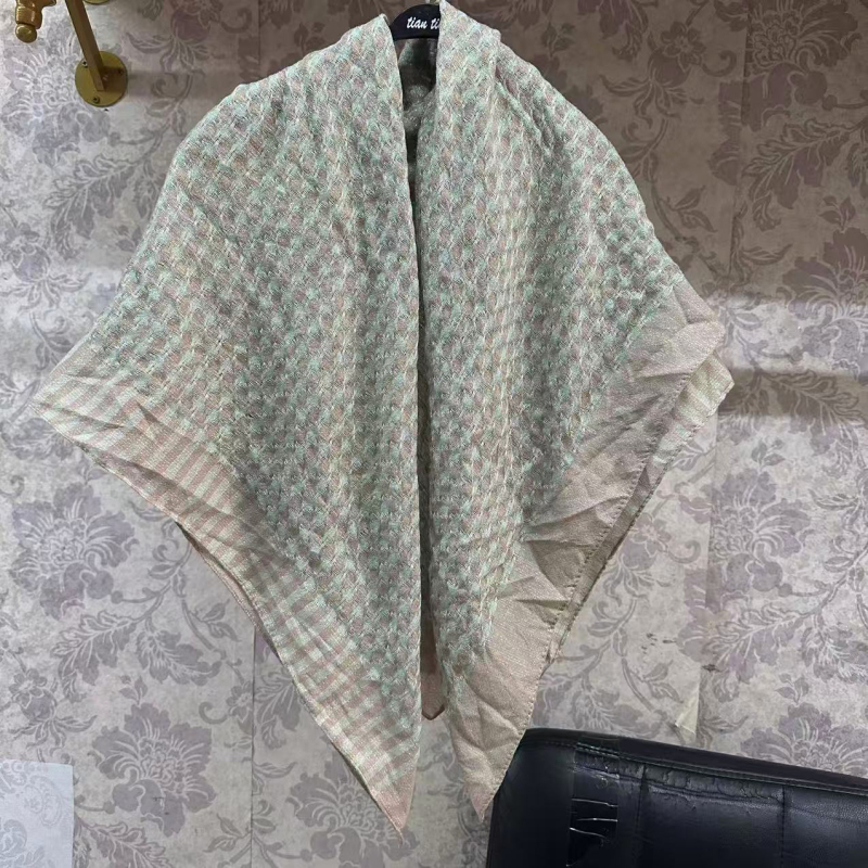 Τετράγωνο φουλάρι 100×100 cm με μοτίβο pata de gallo και λαμπερή βισκόζη, γυναικείο φουλάρι