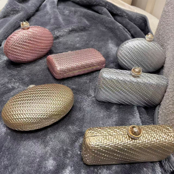Τσάντα PU clutch με χιαστί λουρί και αντανακλαστικά στοιχεία