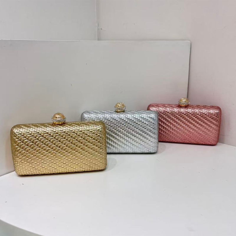 Τσάντα PU clutch με χιαστί λουρί και αντανακλαστικά στοιχεία