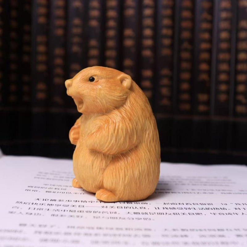 Мило дървено резбовано groundhog, украса за бюро, подарък от масивно дърво