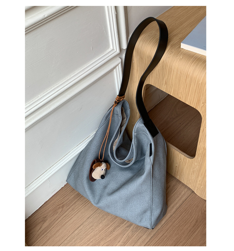 Nova retro tote torba za jesen-zimu, velika kapaciteta, svestrana za posao i svakodnevnu upotrebu, preko tijela i na ramenu.