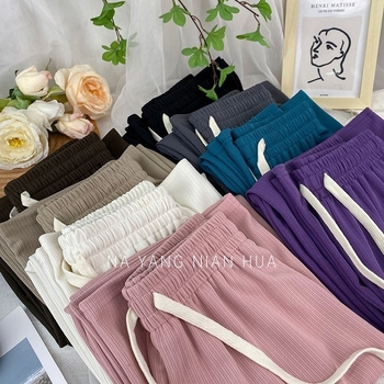 Hlače širokih nogavica od ice silk, visoki struk, prozračne i lagane, udobne za svakodnevno nošenje, produžuju noge i vitkaju siluetu, minimalistički dizajn