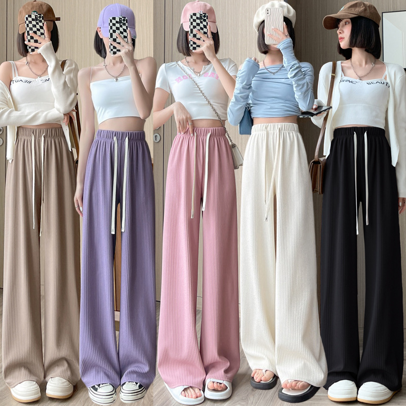 Hlače širokih nogavica od ice silk, visoki struk, prozračne i lagane, udobne za svakodnevno nošenje, produžuju noge i vitkaju siluetu, minimalistički dizajn