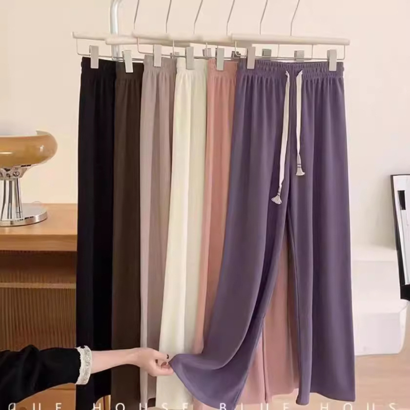 Hlače širokih nogavica od ice silk, visoki struk, prozračne i lagane, udobne za svakodnevno nošenje, produžuju noge i vitkaju siluetu, minimalistički dizajn