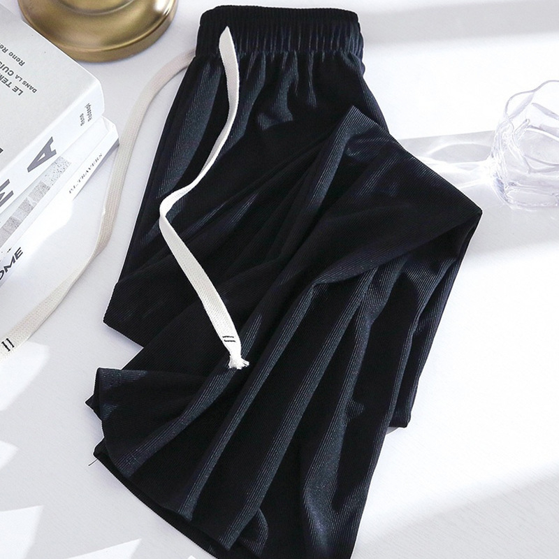 Hlače širokih nogavica od ice silk, visoki struk, prozračne i lagane, udobne za svakodnevno nošenje, produžuju noge i vitkaju siluetu, minimalistički dizajn
