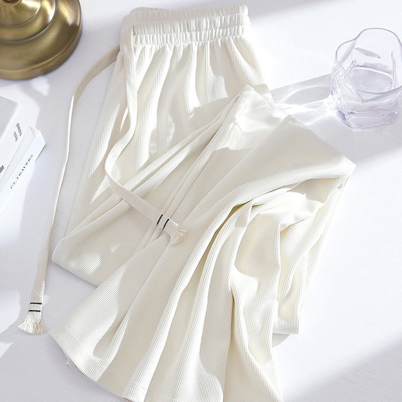 Hlače širokih nogavica od ice silk, visoki struk, prozračne i lagane, udobne za svakodnevno nošenje, produžuju noge i vitkaju siluetu, minimalistički dizajn