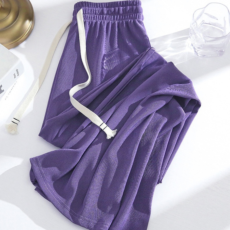 Hlače širokih nogavica od ice silk, visoki struk, prozračne i lagane, udobne za svakodnevno nošenje, produžuju noge i vitkaju siluetu, minimalistički dizajn