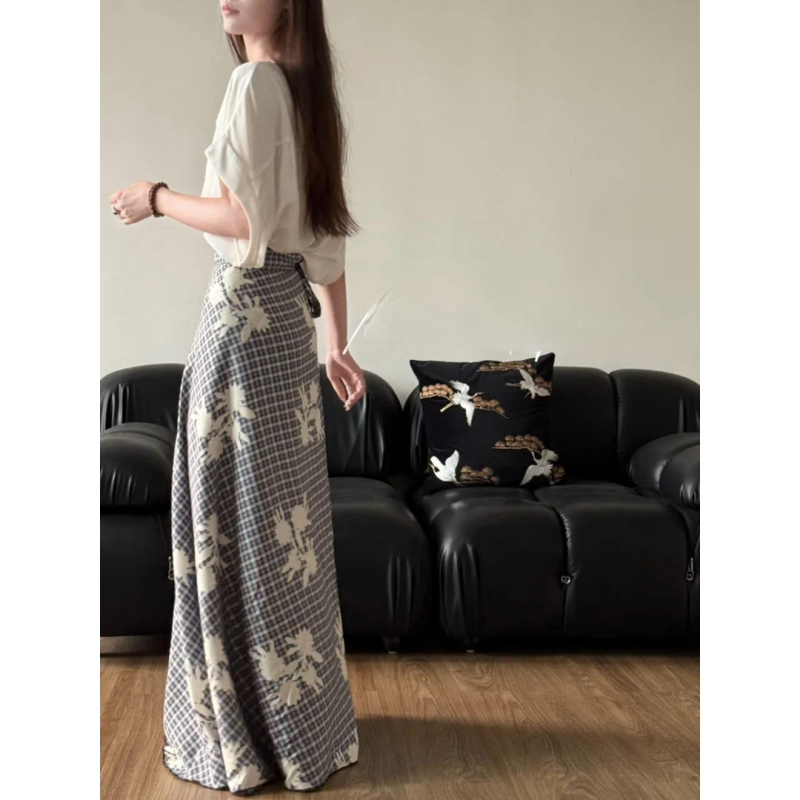 Han inspirirana wrap suknja s floralnim printom, prozračna viskoza, duga A-linija