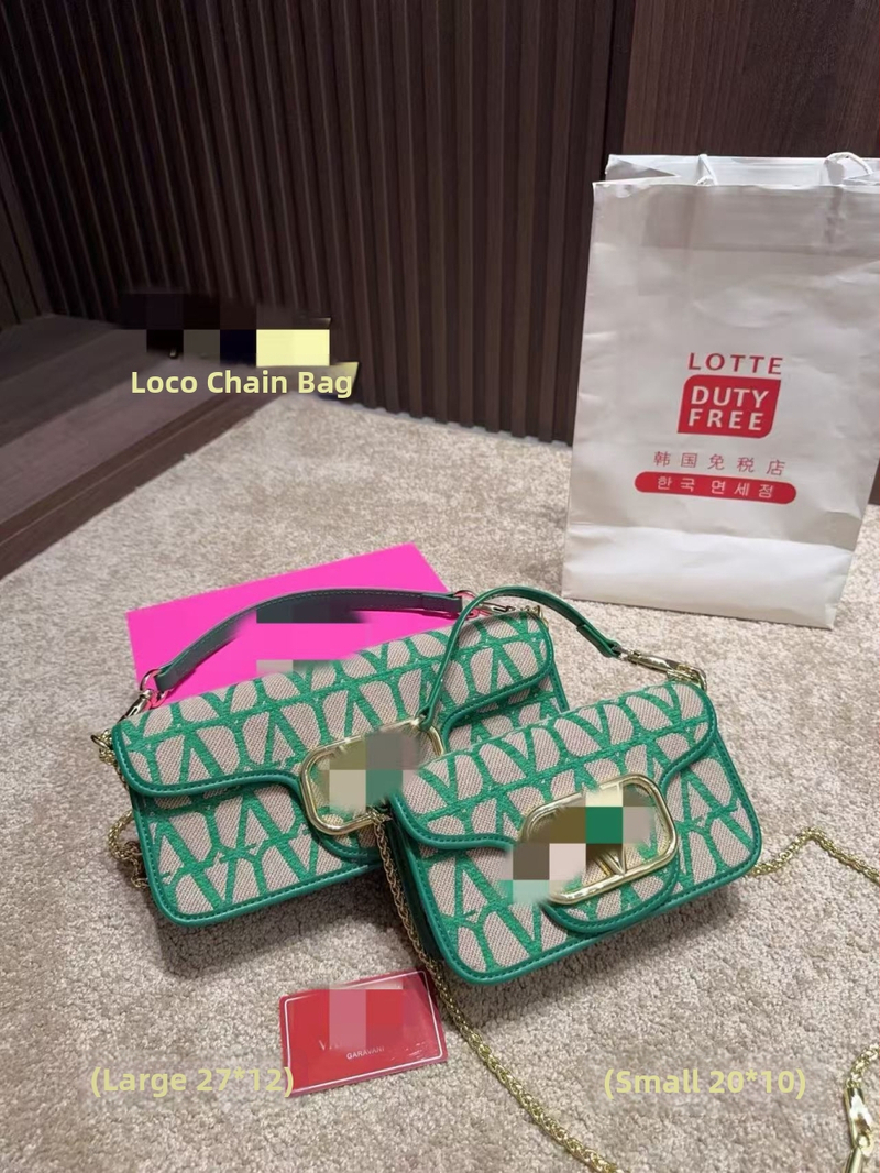 Mini crossbody kabelka z hovädzej kože najvyššej kvality s retiazkou, vreckom na telefón a ozdobou s abecedou