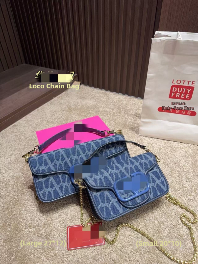 Mini crossbody kabelka z hovädzej kože najvyššej kvality s retiazkou, vreckom na telefón a ozdobou s abecedou