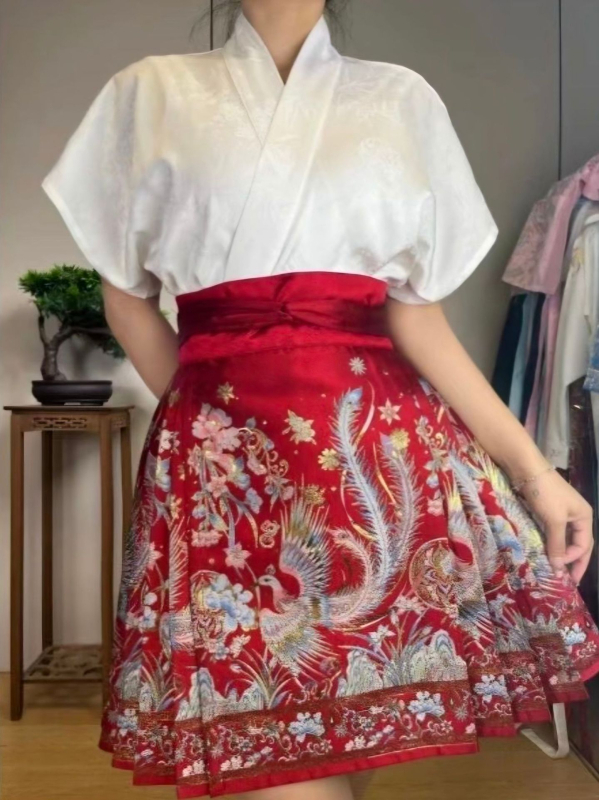 Krátka dámska sukňa Hanfu v štýle Ming s výšivkou z fénixovho peria a zlatou kvetinovou výšivkou