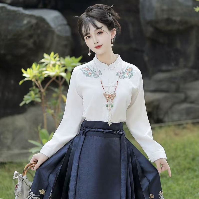 Krátka dámska sukňa Hanfu v štýle Ming s výšivkou z fénixovho peria a zlatou kvetinovou výšivkou